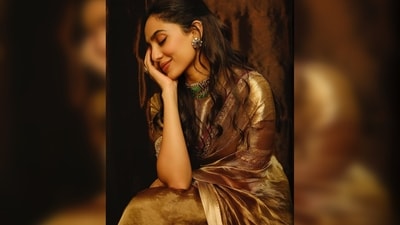 "Attended the spectacular jio MaMi opening ceremony last night. Even presented an award! I was on the jury for short films this year. Also Manish Malhotra gilded me in gold like this. Met so many actor friends! Ate samosa. Drank Coca Cola with a straw. Whistled. Took lots of pictures and came home to my parents who muted the TV and asked me all about who I met and what I said on stage and if I tripped again," Sobhita Dhulipala captioned her post. (Instagram/@sobhitad) "Attended the spectacular jio MaMi opening ceremony last night. Even presented an award! I was on the jury for short films this year. Also Manish Malhotra gilded me in gold like this. Met so many actor friends! Ate samosa. Drank Coca Cola with a straw. Whistled. Took lots of pictures and came home to my parents who muted the TV and asked me all about who I met and what I said on stage and if I tripped again," Sobhita Dhulipala captioned her post. (Instagram/@sobhitad)
