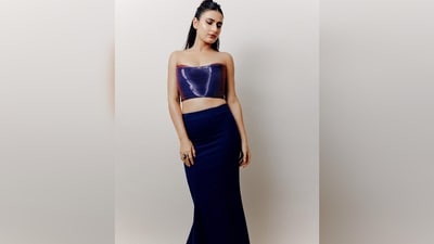 Fatima Sana Shaikh's hairstylist created a half-tied, half-open hairstyle that harmonized beautifully with her outfit. (Instagram/@fatimasanashaikh) Fatima Sana Shaikh's hairstylist created a half-tied, half-open hairstyle that harmonized beautifully with her outfit. (Instagram/@fatimasanashaikh)