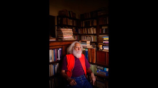 Poet Arvind Krishna Mehrotra (Pradeep Gaur/Mint)