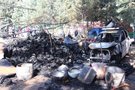 The vehicle that was burnt in the blaze that spread fast after a gas cylinder exploded. (Aqil Khan/HT) The vehicle that was burnt in the blaze that spread fast after a gas cylinder exploded. (Aqil Khan/HT)
