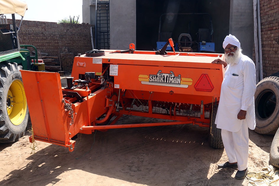 Farmer Darshan SIngh with paddy stubble management machines at Kotguru village in Bathinda. (Sanjeev Kumar/HT) Farmer Darshan SIngh with paddy stubble management machines at Kotguru village in Bathinda. (Sanjeev Kumar/HT)