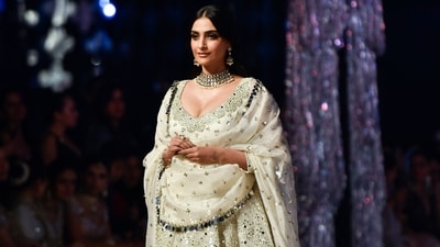 Sonam Kapoor made her entry on the soulful recreated version of 'Hasta hua noorani chehra' song. (ANI) Sonam Kapoor made her entry on the soulful recreated version of 'Hasta hua noorani chehra' song. (ANI)