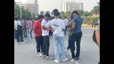 Bootleggers were caught on camera dealing in illicit tickets despite the presence of heavy police vigilance. (HT Photo) Bootleggers were caught on camera dealing in illicit tickets despite the presence of heavy police vigilance. (HT Photo)