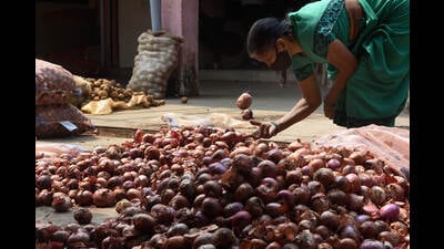 In Chandigarh, mandi supervisor for the Punjab Mandi Board at the Dadumajra apni mandi, Harpreet Singh said onion price had increased daily over the past week, except between Saturday and Sunday. (HT PHOTO) In Chandigarh, mandi supervisor for the Punjab Mandi Board at the Dadumajra apni mandi, Harpreet Singh said onion price had increased daily over the past week, except between Saturday and Sunday. (HT PHOTO)