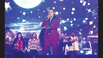 Sonu Nigam performing live in Chandigarh on Saturday night (HT Photo)