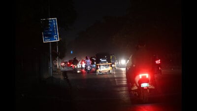 The stretch on NDA road near ARDE was engulfed in darkness on Saturday. (KALPESH NUKTE/ HT PHOTO) The stretch on NDA road near ARDE was engulfed in darkness on Saturday. (KALPESH NUKTE/ HT PHOTO)