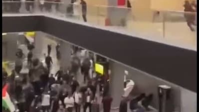 Mob crowds Russian airport