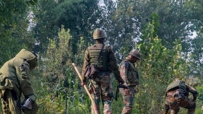 Police officer shot at by terrorists in Srinagar's Eidgah, hospitalised Police officer shot at by terrorists in Srinagar's Eidgah, hospitalised