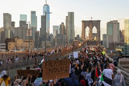 People march over the Brooklyn Bridge in New York on October 28. (REUTERS)