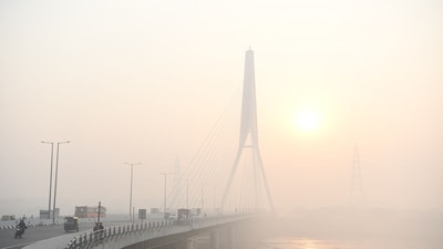 Vehicles ply on Signature bridge amid smog in New Delhi on Sunday. (ANI) Vehicles ply on Signature bridge amid smog in New Delhi on Sunday. (ANI)