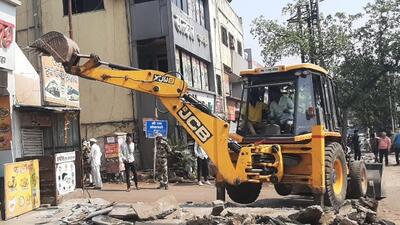 Additional municipal commissioner Vikas Dhakane and anti-encrochment department head Madhav Jagtap led the drive. (HT PHOTO)