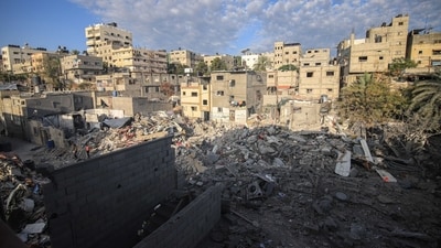 The rubble of destroyed buildings in a residential area targeted by Israeli missiles in the center of Khan Younis, southern Gaza, on Monday. (Bloomberg) The rubble of destroyed buildings in a residential area targeted by Israeli missiles in the center of Khan Younis, southern Gaza, on Monday. (Bloomberg)