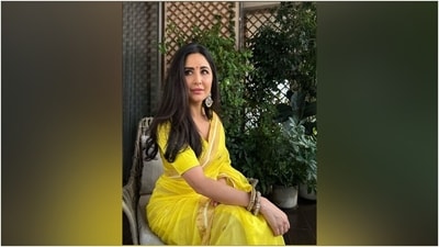Lastly, Katrina chose feathered brows, a dainty red bindi, blushed pink lip shade, rouge on the cheekbones, kohl-lined eyes, mascara on the lashes, muted eye shadow, and beaming highlighter for the glam picks. Centre=parted open wavy tresses gave the finishing touch. (Instagram) Lastly, Katrina chose feathered brows, a dainty red bindi, blushed pink lip shade, rouge on the cheekbones, kohl-lined eyes, mascara on the lashes, muted eye shadow, and beaming highlighter for the glam picks. Centre=parted open wavy tresses gave the finishing touch. (Instagram)