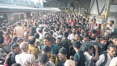Mumbai, India - Oct 30, 2023 : People crowded at Borivali Railway Station due to 6th Line ongoing work between Khar to Goregaon, in Mumbai, India, Monday, Oct 30, 2023. (Photo by Vijay Bate/HT Photo)