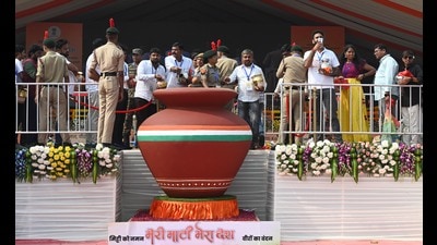 Soil brought from various parts of the country being placed in a large vessel near Kartavya Path on Monday. (Arvind Yadav/HT Photo) Soil brought from various parts of the country being placed in a large vessel near Kartavya Path on Monday. (Arvind Yadav/HT Photo)
