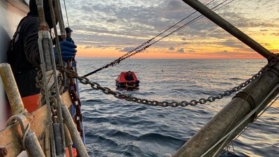 The image shows a life raft that a man used to survive in the waters. (X/@USCGPacificNW) The image shows a life raft that a man used to survive in the waters. (X/@USCGPacificNW)
