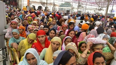 Pilgrims started arriving at the Darbar Sahib early in the morning to offer their prayers. (HT Photo/Sameer Sehgal) Pilgrims started arriving at the Darbar Sahib early in the morning to offer their prayers. (HT Photo/Sameer Sehgal)