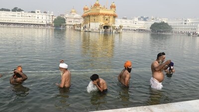 Devotees paid obeisance at the Golden Temple and took a holy dip in the Amrit Saras Kund (pool of immortality) in Amritsar's Golden Temple on the birth anniversary of the fourth Guru of Sikhs, Guru Ram Das. (HT Photo/Sameer Sehgal) Devotees paid obeisance at the Golden Temple and took a holy dip in the Amrit Saras Kund (pool of immortality) in Amritsar's Golden Temple on the birth anniversary of the fourth Guru of Sikhs, Guru Ram Das. (HT Photo/Sameer Sehgal)