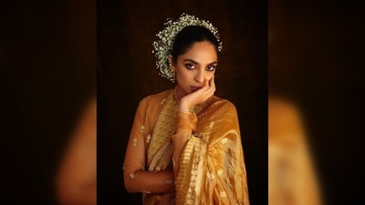 Sobhita Dhulipala opted for dramatic eye makeup, balancing it with a matte complexion, softly tinted cheeks, and a nude lip color for a subtle yet striking overall look. (Instagram/@sobhitad) Sobhita Dhulipala opted for dramatic eye makeup, balancing it with a matte complexion, softly tinted cheeks, and a nude lip color for a subtle yet striking overall look. (Instagram/@sobhitad)
