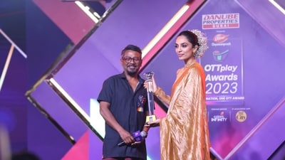 Sobhita Dhulipala receives her OTTplay Award. Sobhita Dhulipala receives her OTTplay Award.