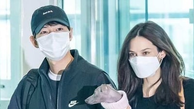 Song Joong Ki with his wife Katy Louise Saunders at airport. Song Joong Ki with his wife Katy Louise Saunders at airport.