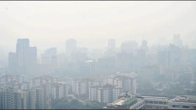 A layer of haze at Connaught Place early on Tuesday morning. (Sanchit Khanna/HT PHOTO)