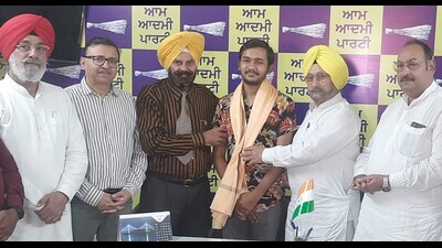 AAP workers honouring Rohan Aggrawal in Ludhiana. (HT PHOTO)