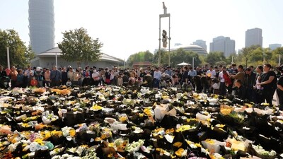 Residents mourn for the late former Chinese Premier Li Keqiang at a designated place in Zhengzhou city. (AP) Residents mourn for the late former Chinese Premier Li Keqiang at a designated place in Zhengzhou city. (AP)