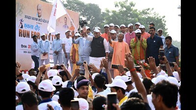 Defence minister Rajnath Singh and U.P. CM Yogi Adityanath flagging off ‘Run for Unity’ event to mark Sardar Vallabhbhai Patel’s birth anniversary in Lucknow on October 31. (HT photo) Defence minister Rajnath Singh and U.P. CM Yogi Adityanath flagging off ‘Run for Unity’ event to mark Sardar Vallabhbhai Patel’s birth anniversary in Lucknow on October 31. (HT photo)
