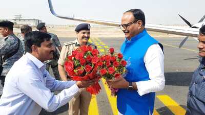 Deputy CM Brajesh Pathak being welcomed by Aligarh DM and SSP Aligarh. (HT PHOTO)