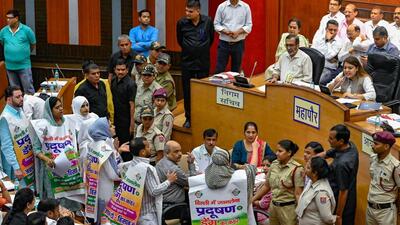 Mayor Shelly Oberoi addresses the MCD house on Tuesday amid ruckus on Tuesday. (ANI) Mayor Shelly Oberoi addresses the MCD house on Tuesday amid ruckus on Tuesday. (ANI)