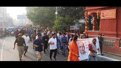 Minister Ravindra Jaiswal, district magistrate S Rajalingam participating in National Unity Day race in Varanasi (HT Photo) Minister Ravindra Jaiswal, district magistrate S Rajalingam participating in National Unity Day race in Varanasi (HT Photo)