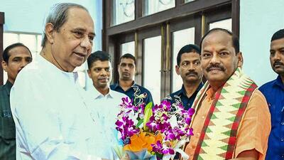 Odisha chief minister Naveen Patnaik greets newly appointed Governor Raghubar Das at Raj Bhavan. (PTI Photo)