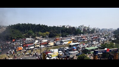 Protesters blocked Pune-Bengalurr Highway near Nawale bridge in Narhe, causing huge traffic congestion on Tuesday. (HT PHOTO)