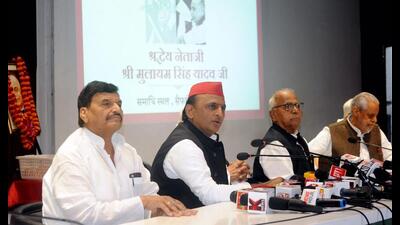 Samajwadi Party president Akhilesh Yadav addressing a press conference in Lucknow on October 31. (HT photo)