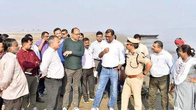 Senior officials inspect a ghat in Patna ahead of Chhath. (Santosh Kumar/HT) Senior officials inspect a ghat in Patna ahead of Chhath. (Santosh Kumar/HT)