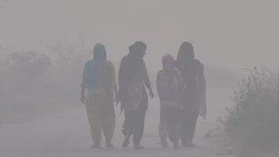Smog at Dasna Wave City Road in Ghaziabad on Sunday. (Sakib Ali/HT Photo)