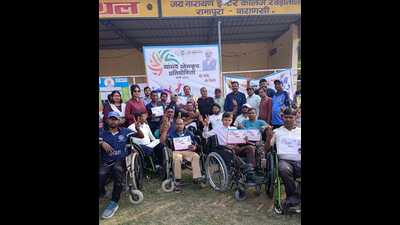 The awardees pose for the camera after the match (HT Photo)