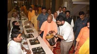 U.P. CM Yogi Adityanath serving food at Shri Hanuman Prasad Poddar Andha Vidyalaya in Varanasi on October 31. (HT photo)