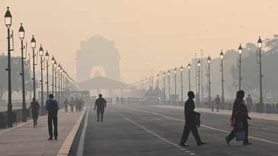 Commuters out on a smoggy morning amid rising air pollution at Kartavya Path in New Delhi on October 27. (Arvind Yadav/ Hindustan Times) Commuters out on a smoggy morning amid rising air pollution at Kartavya Path in New Delhi on October 27. (Arvind Yadav/ Hindustan Times)