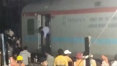 2 coaches, engine of Suhaildev Express derails at Prayagraj station