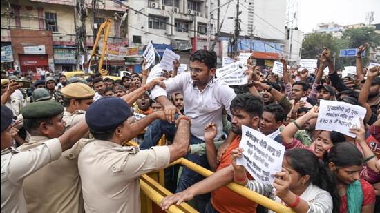 A protest by teachers in Patna against the decision to withdraw domicile requirement in the teachers’ recruitment exam. (HT FILE)