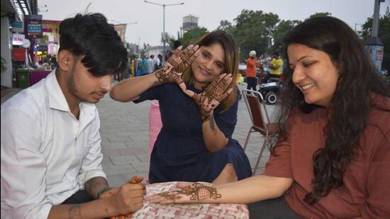 City residents getting henna ahead of the Karva Chauth festival in Ludhiana. (Manish/HT)