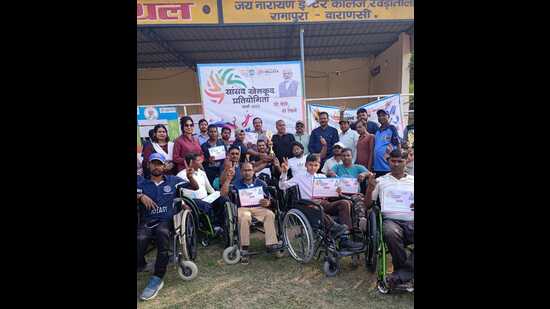 The awardees pose for the camera after the match (HT Photo)