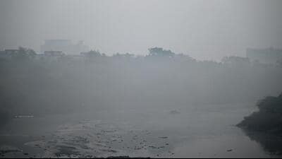 A smoggy morning in New Delhi on Wednesday. (Sunil Ghosh/HT Photo) A smoggy morning in New Delhi on Wednesday. (Sunil Ghosh/HT Photo)
