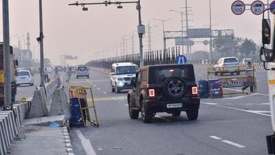 A vehicle comes from the wrong side on NH9 near Crossings Republik to get onto the Expressway in Ghaziabad on Wednesday. (Sakib Ali/HT Photo)