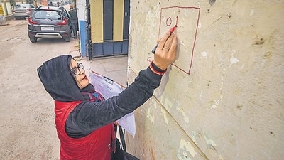 An enumerator staff marks a house during the first phase of the caste-based census in Bihar, in Patna, January 7, 2023 (PTI) An enumerator staff marks a house during the first phase of the caste-based census in Bihar, in Patna, January 7, 2023 (PTI)