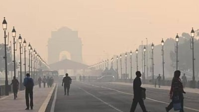 Commuters out on a smoggy morning amid rising air pollution on Kartavya Path in New Delhi (Arvind Yadav/ Hindustan Times) Commuters out on a smoggy morning amid rising air pollution on Kartavya Path in New Delhi (Arvind Yadav/ Hindustan Times)