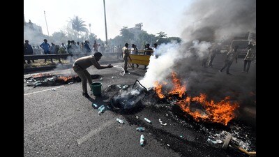 In defiance of police orders, the protestors took to the highway, causing widespread disruption and inconvenience. (HT PHOTO) In defiance of police orders, the protestors took to the highway, causing widespread disruption and inconvenience. (HT PHOTO)
