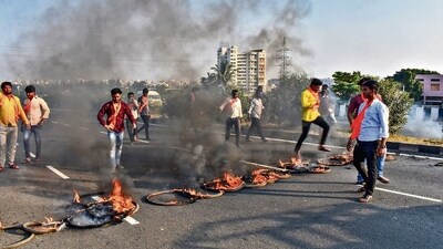 Members of Maratha Kranti Morcha burn tyres and other inflamable items on Pune-Solapur Highway, on Tuesday. (PTI) (HT_PRINT)
